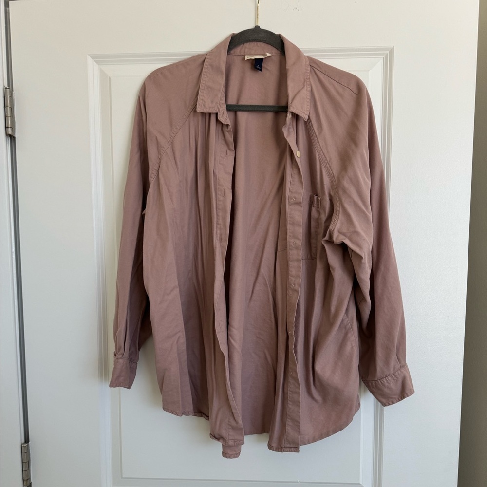 Universal thread button down, like new!